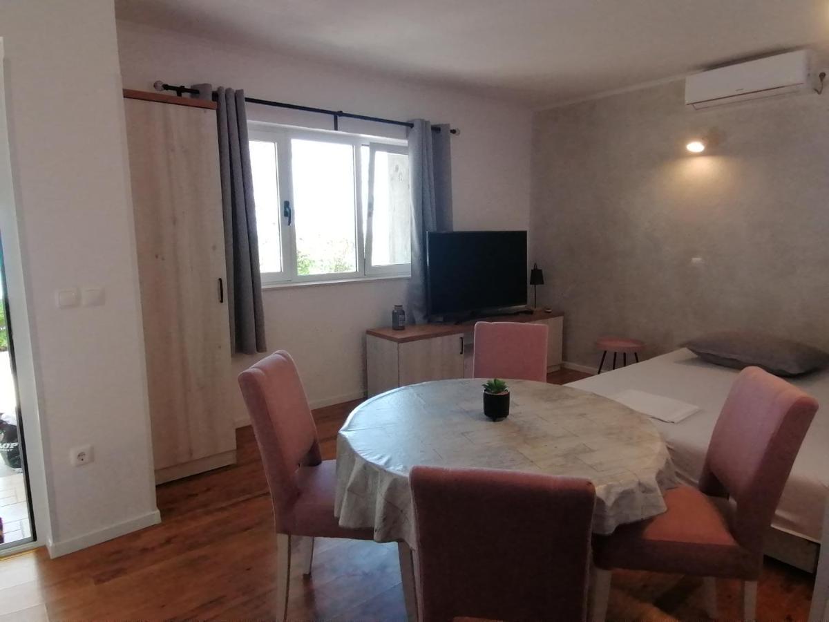Apartmani Mares - 20 M From The Beach Brela Bilik gambar