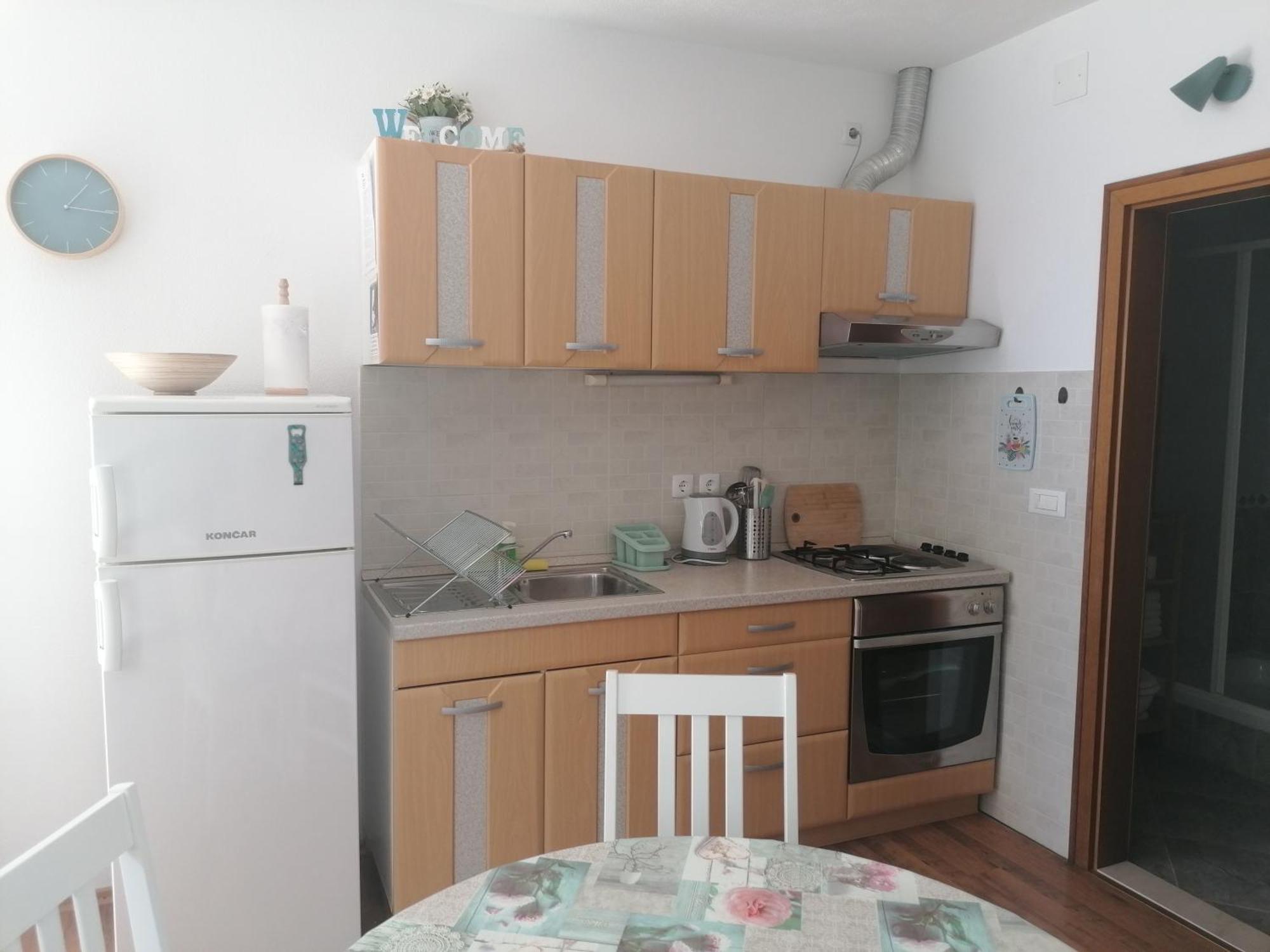 Apartmani Mares - 20 M From The Beach Brela Bilik gambar
