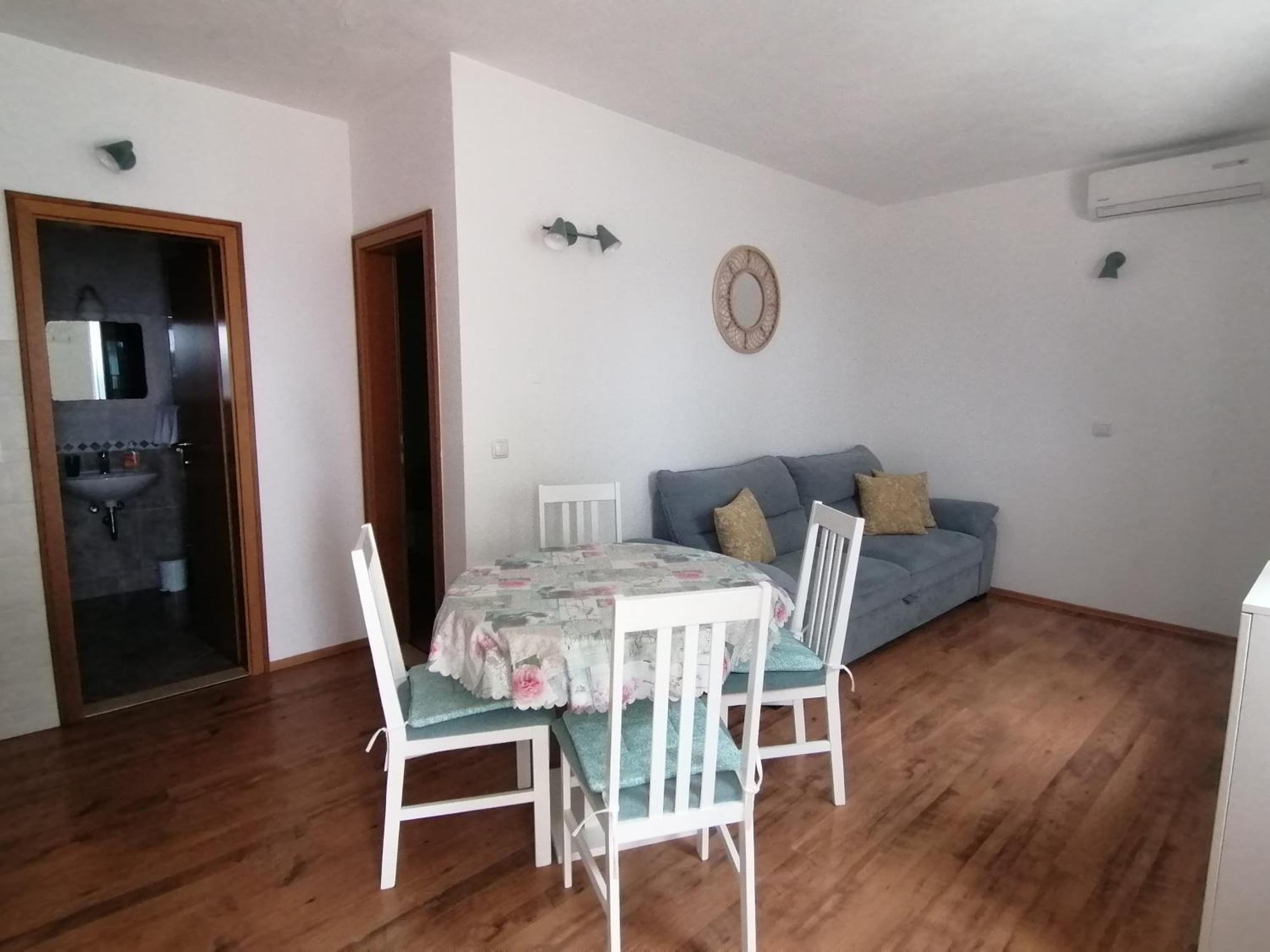 Apartmani Mares - 20 M From The Beach Brela Bilik gambar